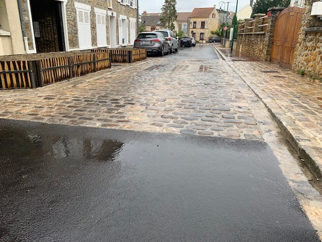 Réalisation d'un plateau surélevé en pavés de réemploi